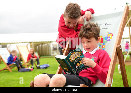 Hay on Wye, Wales, UK. 26. Mai 2016.  Der Eröffnungstag der Hay Festival 2016 und zwei junge Schülerinnen und Schüler aus Schulen Lesen eines der Bücher, die sie gekauft haben aus dem Festival Buchhandlung Foto Credit: Keith Morris/Alamy Live-Nachrichten Stockfoto