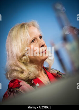 Berlin, Deutschland. 26. Mai 2016. Chaterine von Fürstenberg-Dussmann, Vorsitzende des Stiftungsrates während der Bilanzpressekonferenz der Dussmann-Gruppe in Berlin, Deutschland, 26. Mai 2016. Foto: SPHIA KEMWBOWSKI/Dpa/Alamy Live News Stockfoto