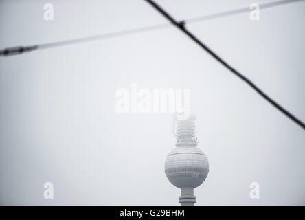 Berlin, Deutschland. 26. Mai 2016. Der Fernsehturm im Nebel in Berlin, Deutschland, 26. Mai 2016. Foto: SOPHIA KEMWBOWSKI/Dpa/Alamy Live News Stockfoto