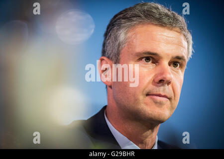 Berlin, Deutschland. 26. Mai 2016. Dirk Brouwers, Vorsitzender des Vorstands, bei der Bilanzpressekonferenz der Dussmann-Gruppe in Berlin, Deutschland, 26. Mai 2016. Foto: SPHIA KEMWBOWSKI/Dpa/Alamy Live News Stockfoto