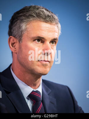 Berlin, Deutschland. 26. Mai 2016. Dirk Brouwers, Vorsitzender des Vorstands, bei der Bilanzpressekonferenz der Dussmann-Gruppe in Berlin, Deutschland, 26. Mai 2016. Foto: SPHIA KEMWBOWSKI/Dpa/Alamy Live News Stockfoto