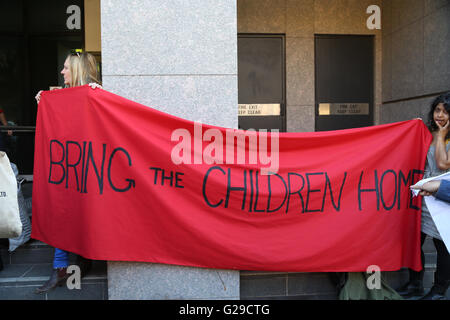 Sydney, Australien. 26. Mai 2016. "Sorry Day Rallye – Bring das Kinderheim", organisiert von Großmüttern gegen Entnahme von New South Wales. Demonstranten versammelten sich in The Block in Redfern vor marschieren, das Department of Family & Community Services an der Chalmers Street in Sydney, Australien. Bildnachweis: Richard Milnes/Pacific Press/Alamy Live-Nachrichten Stockfoto