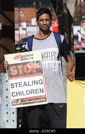 Sydney, Australien. 26. Mai 2016. "Sorry Day Rallye – Bring das Kinderheim", organisiert von Großmüttern gegen Entnahme von New South Wales. Demonstranten versammelten sich in The Block in Redfern vor marschieren, das Department of Family & Community Services an der Chalmers Street in Sydney, Australien. Bildnachweis: Richard Milnes/Pacific Press/Alamy Live-Nachrichten Stockfoto