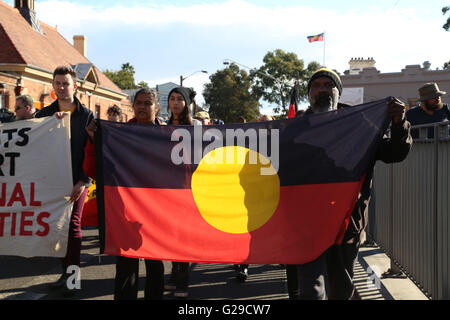 Sydney, Australien. 26. Mai 2016. "Sorry Day Rallye – Bring das Kinderheim", organisiert von Großmüttern gegen Entnahme von New South Wales. Demonstranten versammelten sich in The Block in Redfern vor marschieren, das Department of Family & Community Services an der Chalmers Street in Sydney, Australien. Bildnachweis: Richard Milnes/Pacific Press/Alamy Live-Nachrichten Stockfoto