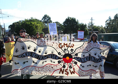 Sydney, Australien. 26. Mai 2016. "Sorry Day Rallye – Bring das Kinderheim", organisiert von Großmüttern gegen Entnahme von New South Wales. Demonstranten versammelten sich in The Block in Redfern vor marschieren, das Department of Family & Community Services an der Chalmers Street in Sydney, Australien. Bildnachweis: Richard Milnes/Pacific Press/Alamy Live-Nachrichten Stockfoto