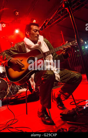 Mailand Italien. 25. Mai 2016. Die nigerianischen Gitarristen Sängerin Omara Moctar BOMBINO live im Circolo Magnolia, sein neues Album "Azel" Kredit führt auf der Bühne genannt: Rodolfo weitertransferiert/Alamy Live News Stockfoto