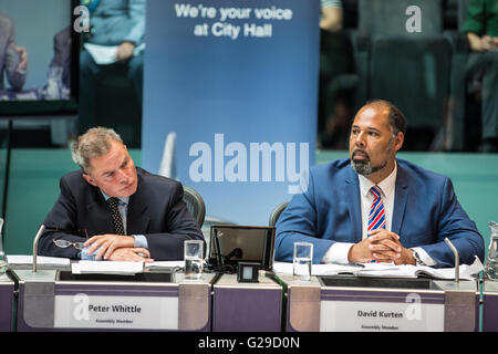 London, UK. 25. Mai 2016. UK Unabhängigkeit Partei London Versammlung Mitglieder Peter Whittle und David Kurten besuchen des ersten Bürgermeisters Fragestunde von Sadiq Khan Bürgermeisteramt im Rathaus als Bürgermeister von London. Bildnachweis: Mark Kerrison/Alamy Live-Nachrichten Stockfoto