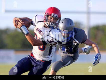 Spring Hill, Florida, USA. 19. Mai 2016. BRENDAN FITTERER | Times.Springstead des Nathan Sims (33) spricht sich herum Anclote Ryan Flint (11) wie ein Angriff auf eine Flucht während Frühling Fußball an Anclote High School-Donnerstag (5/1916) Abend er bricht. © Brendan Fitterer/Tampa Bay Times / ZUMA Draht/Alamy Live News Stockfoto