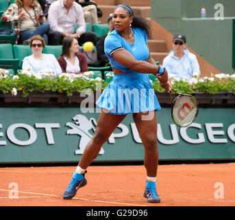 Stade Roland Garros, Paris, Frankreich. 26. Mai 2016. Roland Garros French Open Tennis Tag fünf. Serena Williams (1) (USA) in Aktion während ihr Match mit Teliana Pereira (BRA) © Action Plus Sport/Alamy Live News Stockfoto