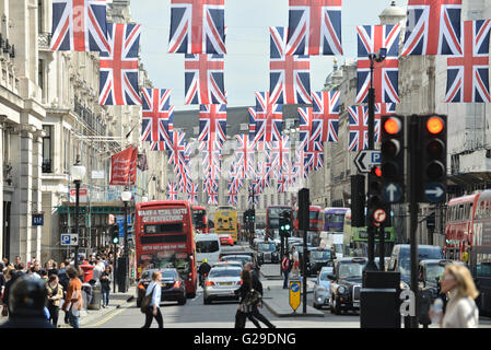 Regent Street, London, UK. 26. Mai 2016. Union Jack Fahnen schmücken die Länge der Regent Street vom Piccadilly Circus Stockfoto