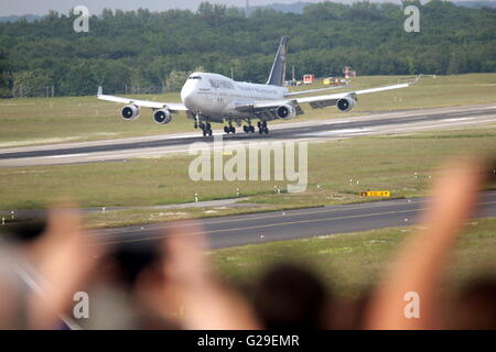 Düsseldorf, Deutschland. 26. Mai 2016. Die Heavy-Metal-Band Iron Maiden landet in einer privaten Boeing 747 auf dem Flughafen in Düsseldorf, 26. Mai 2016. Die Band tritt auf dem Festival "Rock Im Revier." Foto: DAVID YOUNG/Dpa/Alamy Live News Stockfoto