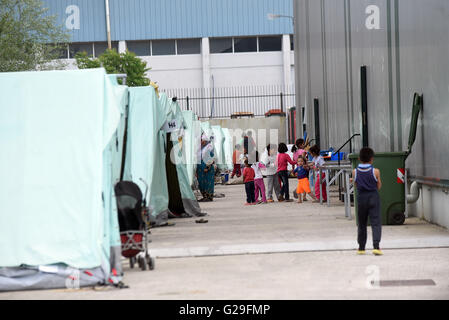 Thessaloniki, Griechenland. 25. Mai 2016. Flüchtlinge werden in eine temporäre Hosting-Einrichtung im Bereich der Sindos, in der Nähe von Thessaloniki, Griechenland, am 25. Mai 2016 gesehen. Griechische Polizei evakuiert die behelfsmäßigen Flüchtlingslager in Idomeni, nahe der Grenze zu Griechisch-ehemalige jugoslawische Republik Mazedonien, und die meisten von ihnen in neue Hosting-Einrichtungen in Sindos und Derveni in der Nähe der nördlichen griechischen Stadt Thessaloniki übertragen. Nur 1.500 Migranten haben in Idomeni geblieben. © Elias Verdi/Alamy Live-Nachrichten Stockfoto