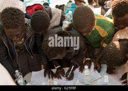 Salerno, Italien. 26. Mai 2016. Mehr als eintausend kamen Sahara Herkunft Flüchtlinge in Salerno aus den Kanal von Sizilien, durchgeführt durch das Siem Pilot-Schiff, wo machte die Marine in den letzten Tagen mehrere Rettungen von Booten aus Afrika. Mehr als 170 Patienten mit Krätze. Bildnachweis: Michele Amoruso/Pacific Press/Alamy Live-Nachrichten Stockfoto