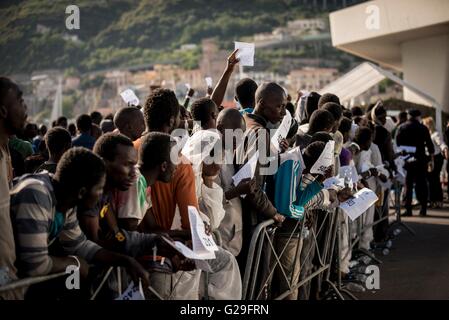 Salerno, Italien. 26. Mai 2016. Mehr als eintausend kamen Sahara Herkunft Flüchtlinge in Salerno aus den Kanal von Sizilien, durchgeführt durch das Siem Pilot-Schiff, wo machte die Marine in den letzten Tagen mehrere Rettungen von Booten aus Afrika. Mehr als 170 Patienten mit Krätze. Bildnachweis: Michele Amoruso/Pacific Press/Alamy Live-Nachrichten Stockfoto