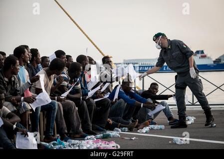 Salerno, Italien. 26. Mai 2016. Mehr als eintausend kamen Sahara Herkunft Flüchtlinge in Salerno aus den Kanal von Sizilien, durchgeführt durch das Siem Pilot-Schiff, wo machte die Marine in den letzten Tagen mehrere Rettungen von Booten aus Afrika. Mehr als 170 Patienten mit Krätze. Bildnachweis: Michele Amoruso/Pacific Press/Alamy Live-Nachrichten Stockfoto