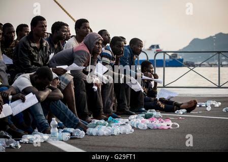 Salerno, Italien. 26. Mai 2016. Mehr als eintausend kamen Sahara Herkunft Flüchtlinge in Salerno aus den Kanal von Sizilien, durchgeführt durch das Siem Pilot-Schiff, wo machte die Marine in den letzten Tagen mehrere Rettungen von Booten aus Afrika. Mehr als 170 Patienten mit Krätze. Bildnachweis: Michele Amoruso/Pacific Press/Alamy Live-Nachrichten Stockfoto