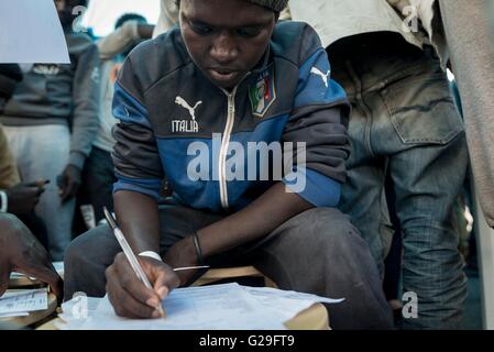 Salerno, Italien. 26. Mai 2016. Mehr als eintausend kamen Sahara Herkunft Flüchtlinge in Salerno aus den Kanal von Sizilien, durchgeführt durch das Siem Pilot-Schiff, wo machte die Marine in den letzten Tagen mehrere Rettungen von Booten aus Afrika. Mehr als 170 Patienten mit Krätze. Bildnachweis: Michele Amoruso/Pacific Press/Alamy Live-Nachrichten Stockfoto