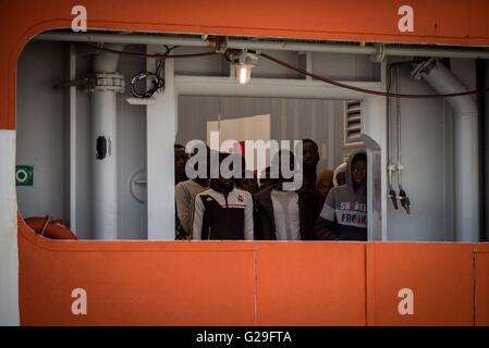 Salerno, Italien. 26. Mai 2016. Mehr als eintausend kamen Sahara Herkunft Flüchtlinge in Salerno aus den Kanal von Sizilien, durchgeführt durch das Siem Pilot-Schiff, wo machte die Marine in den letzten Tagen mehrere Rettungen von Booten aus Afrika. Mehr als 170 Patienten mit Krätze. Bildnachweis: Michele Amoruso/Pacific Press/Alamy Live-Nachrichten Stockfoto