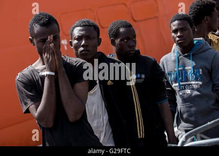 Salerno, Italien. 26. Mai 2016. Mehr als eintausend kamen Sahara Herkunft Flüchtlinge in Salerno aus den Kanal von Sizilien, durchgeführt durch das Siem Pilot-Schiff, wo machte die Marine in den letzten Tagen mehrere Rettungen von Booten aus Afrika. Mehr als 170 Patienten mit Krätze. Bildnachweis: Michele Amoruso/Pacific Press/Alamy Live-Nachrichten Stockfoto