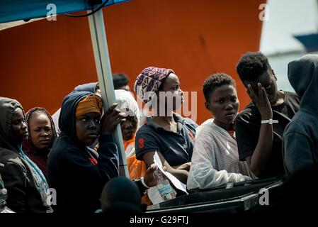 Salerno, Italien. 26. Mai 2016. Mehr als eintausend kamen Sahara Herkunft Flüchtlinge in Salerno aus den Kanal von Sizilien, durchgeführt durch das Siem Pilot-Schiff, wo machte die Marine in den letzten Tagen mehrere Rettungen von Booten aus Afrika. Mehr als 170 Patienten mit Krätze. Bildnachweis: Michele Amoruso/Pacific Press/Alamy Live-Nachrichten Stockfoto