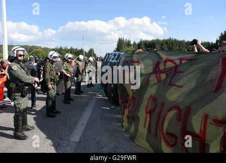 Idomeni, Griechenland. 24. Mai 2016. Menschen protestieren an der Stelle wo Aufruhr Polizisten den Weg in das Lager der Grenze der Idomeni, nahe der Grenze zu Griechisch-ehemalige jugoslawische Republik Mazedonien, am 24. Mai 2016 blockiert. Griechische Polizei evakuiert die behelfsmäßigen Flüchtlingslager in Idomeni und die meisten von ihnen in neue Hosting-Einrichtungen in Sindos und Derveni in der Nähe der nördlichen griechischen Stadt Thessaloniki übertragen. Nur 1.500 Migranten haben in Idomeni geblieben. © Elias Verdi/Alamy Live-Nachrichten Stockfoto