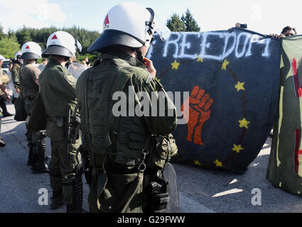 Idomeni, Griechenland. 24. Mai 2016. Menschen protestieren an der Stelle wo Aufruhr Polizisten den Weg in das Lager der Grenze der Idomeni, nahe der Grenze zu Griechisch-ehemalige jugoslawische Republik Mazedonien, am 24. Mai 2016 blockiert. Griechische Polizei evakuiert die behelfsmäßigen Flüchtlingslager in Idomeni und die meisten von ihnen in neue Hosting-Einrichtungen in Sindos und Derveni in der Nähe der nördlichen griechischen Stadt Thessaloniki übertragen. Nur 1.500 Migranten haben in Idomeni geblieben. © Elias Verdi/Alamy Live-Nachrichten Stockfoto