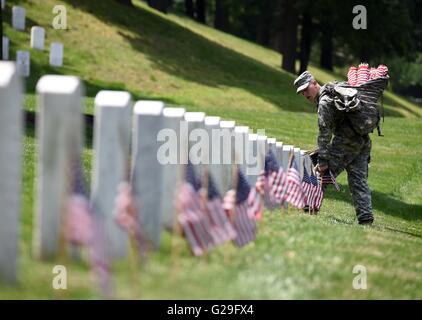 Arlington, USA. 26. Mai 2016. Ein Soldat aus der 3. US-Infanterie-Regiment stellt die Flaggen in Grabstätten während der "Flaggen-In"-Zeremonie auf dem Arlington National Cemetery in Arlington, Virginia, USA, am 26. Mai 2016. Mehr als 1.000 Soldaten platziert Flaggen für über 223.000 Gräber auf dem Friedhof, Memorial Day, dem letzten Montag im Mai zu markieren. Bildnachweis: Yin Bogu/Xinhua/Alamy Live-Nachrichten Stockfoto