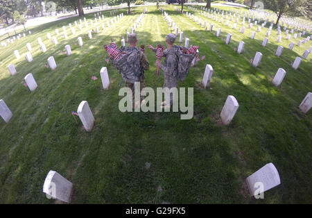 Arlington, USA. 26. Mai 2016. Infanteriekompanien aus der 3. US-Infanterie-Regiment Fuß um Flaggen an Grabstätten während der "Flaggen-In"-Zeremonie auf dem Arlington National Cemetery in Arlington, Virginia, USA, am 26. Mai 2016 zu platzieren. Mehr als 1.000 Soldaten platziert Flaggen für über 223.000 Gräber auf dem Friedhof, Memorial Day, dem letzten Montag im Mai zu markieren. Bildnachweis: Yin Bogu/Xinhua/Alamy Live-Nachrichten Stockfoto