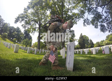 Arlington, USA. 26. Mai 2016. Ein Soldat aus der 3. US-Infanterie-Regiment stellt die Flaggen in Grabstätten während der "Flaggen-In"-Zeremonie auf dem Arlington National Cemetery in Arlington, Virginia, USA, am 26. Mai 2016. Mehr als 1.000 Soldaten platziert Flaggen für über 223.000 Gräber auf dem Friedhof, Memorial Day, dem letzten Montag im Mai zu markieren. Bildnachweis: Yin Bogu/Xinhua/Alamy Live-Nachrichten Stockfoto