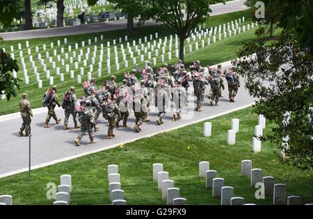 Arlington, USA. 26. Mai 2016. Infanteriekompanien aus der 3. US-Infanterie-Regiment Fuß um Flaggen an Grabstätten während der "Flaggen-In"-Zeremonie auf dem Arlington National Cemetery in Arlington, Virginia, USA, am 26. Mai 2016 zu platzieren. Mehr als 1.000 Soldaten platziert Flaggen für über 223.000 Gräber auf dem Friedhof, Memorial Day, dem letzten Montag im Mai zu markieren. Bildnachweis: Yin Bogu/Xinhua/Alamy Live-Nachrichten Stockfoto