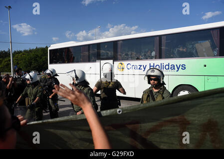 Idomeni, Griechenland. 24. Mai 2016. Riot Polizisten stehen vor einem Bus mit Flüchtlinge verlassen das Grenzcamp von Idomeni, nahe der Grenze zu Griechisch-ehemalige jugoslawische Republik Mazedonien, am 24. Mai 2016. Griechische Polizei evakuiert die behelfsmäßigen Flüchtlingslager in Idomeni und die meisten von ihnen in neue Hosting-Einrichtungen in Sindos und Derveni in der Nähe der nördlichen griechischen Stadt Thessaloniki übertragen. Nur 1.500 Migranten haben in Idomeni geblieben. © Elias Verdi/Alamy Live-Nachrichten Stockfoto