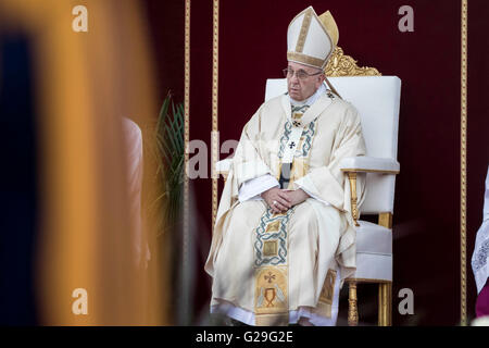 Rom, Italien. 26. Mai 2016. Papst Francis feiert eine Messe in St. Johannes im Lateran Basilika anlässlich der Feierlichkeit des Corpus Domini oder Corpus Christi in Rom am 26. Mai 2016. Die römisch-katholische Mariä Corpus Domini, erinnert an Christi letzte Abendmahl und die Einsetzung der Eucharistie. Die Masse folgte der traditionelle Fackelzug, an dem Pfarrgruppen, Sodalitäten und wohltätigen und brüderlichen Organisationen aller Art, zusammen mit Bürgern, Credit teilnehmen: PACIFIC PRESS/Alamy Live News Stockfoto