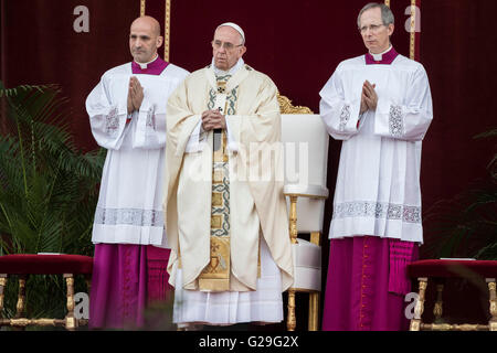 Rom, Italien. 26. Mai 2016. Papst Francis feiert eine Messe in St. Johannes im Lateran Basilika anlässlich der Feierlichkeit des Corpus Domini oder Corpus Christi in Rom am 26. Mai 2016. Die römisch-katholische Mariä Corpus Domini, erinnert an Christi letzte Abendmahl und die Einsetzung der Eucharistie. Die Masse folgte der traditionelle Fackelzug, an dem Pfarrgruppen, Sodalitäten und wohltätigen und brüderlichen Organisationen aller Art, zusammen mit Bürgern, Credit teilnehmen: PACIFIC PRESS/Alamy Live News Stockfoto