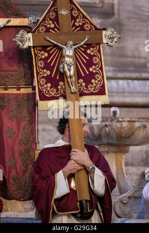 Rom, Italien. 26. Mai 2016. Papst Francis feiert eine Messe in St. Johannes im Lateran Basilika anlässlich der Feierlichkeit des Corpus Domini oder Corpus Christi in Rom am 26. Mai 2016. Die römisch-katholische Mariä Corpus Domini, erinnert an Christi letzte Abendmahl und die Einsetzung der Eucharistie. Die Masse folgte der traditionelle Fackelzug, an dem Pfarrgruppen, Sodalitäten und wohltätigen und brüderlichen Organisationen aller Art, zusammen mit Bürgern, Credit teilnehmen: PACIFIC PRESS/Alamy Live News Stockfoto