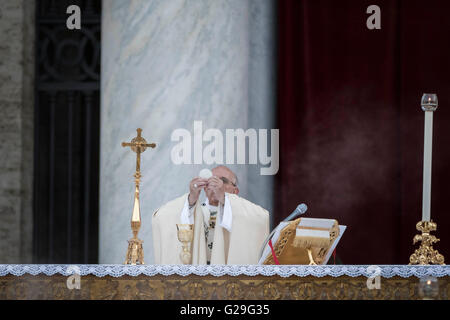 Rom, Italien. 26. Mai 2016. Papst Francis feiert eine Messe in St. Johannes im Lateran Basilika anlässlich der Feierlichkeit des Corpus Domini oder Corpus Christi in Rom am 26. Mai 2016. Die römisch-katholische Mariä Corpus Domini, erinnert an Christi letzte Abendmahl und die Einsetzung der Eucharistie. Die Masse folgte der traditionelle Fackelzug, an dem Pfarrgruppen, Sodalitäten und wohltätigen und brüderlichen Organisationen aller Art, zusammen mit Bürgern, Credit teilnehmen: PACIFIC PRESS/Alamy Live News Stockfoto