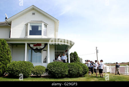 Dyersville, Iowa, USA. 26. Mai 2016. Stehend auf der Veranda des Hauses am Field of Dreams Film Standort reden Denise Stillman Go Abstand Baseball LLC und Major League Baseball Kommissar Robert D. Manfred Jr. über den legendären Standort in der Nähe von Dyersville, Iowa Donnerstag, 26. Mai 2016. © Quad City Times / ZUMA Draht/Alamy Live News Stockfoto