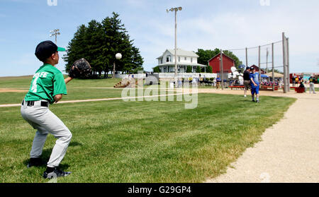 Dyersville, Iowa, USA. 26. Mai 2016. Brüder Cael, links und Landon Wolfe von Dyersville spielen fangen am Field of Dreams Film Standort in der Nähe von Dyersville, Iowa Donnerstag, 26. Mai 2016. © Quad City Times / ZUMA Draht/Alamy Live News Stockfoto