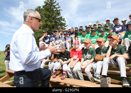 Dyersville, Iowa, USA. 26. Mai 2016. Hauptliga-Baseball-Kommissar Robert D. Manfred Jr. beantwortet Frage aus einer Gruppe kleiner Liga-Baseball-Spieler von Dyersville am Field of Dreams Film Standort Donnerstag, 26. Mai 2016. © Quad City Times / ZUMA Draht/Alamy Live News Stockfoto