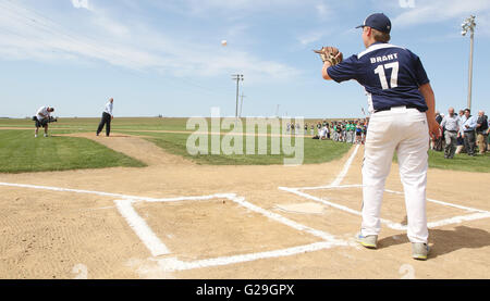 Dyersville, Iowa, USA. 26. Mai 2016. Dyersville kleine Liga Spieler Mitchell Brant fängt für MLB Hall Of Fame Krug John Smoltz wirft ein paar Kugeln vor der Ankündigung, das die Baseball Hall Of Fame Touring-Ausstellung in Davenport, Iowa 3. Juli bis zum 10. startet 2016 © Quad City Times / ZUMA Draht/Alamy Live News Stockfoto