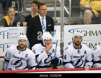 Pittsburgh, Florida, USA. 26. Mai 2016. DIRK SHADD | Times.Tampa Bay Lightning Cheftrainer Jon Cooper hinter der Bank in der ersten Phase des Spiel sieben von der Eastern Conference Finals zwischen den Tampa Bay Lightning und die Pittsburgh Penguins in der Konsole Energy Center in Pittsburgh, PA. auf Donnerstag, 26. Mai 2016. © Dirk Shadd/Tampa Bay Times / ZUMA Draht/Alamy Live News Stockfoto