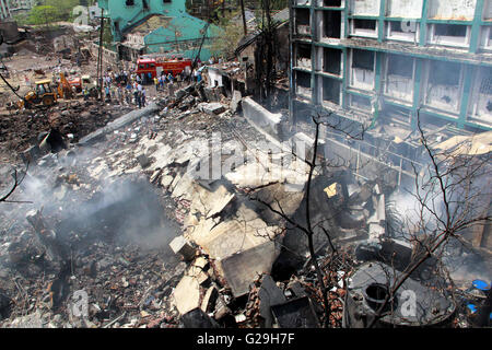 Mumbai. 26. Mai 2016. Foto aufgenommen am 26. Mai 2016 zeigt die Szene einer Explosion in einer Chemiefabrik in Dombivl, Stadtrand von Mumbai, Indien. Die Zahl der Todesopfer in einer Doppel-Explosion in einer Chemiefabrik am Donnerstag im indischen Bundesstaat Maharashtra gegangen bis zu fünf und 127 andere wurden verletzt, einige von ihnen kritisch, sagten Beamte. Bildnachweis: Stringer/Xinhua/Alamy Live-Nachrichten Stockfoto