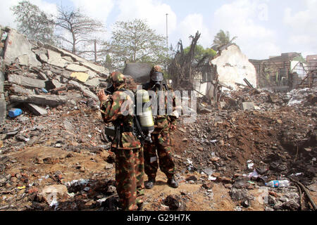 Mumbai, Indien. 26. Mai 2016. Rettung Personnels arbeitest du an der Stelle der Explosion einer Chemiefabrik in Dombivl, Stadtrand von Mumbai, Indien, 26. Mai 2016. Die Zahl der Todesopfer in einer Doppel-Explosion in einer Chemiefabrik am Donnerstag im indischen Bundesstaat Maharashtra gegangen bis zu fünf und 127 andere wurden verletzt, einige von ihnen kritisch, sagten Beamte. Bildnachweis: Stringer/Xinhua/Alamy Live-Nachrichten Stockfoto