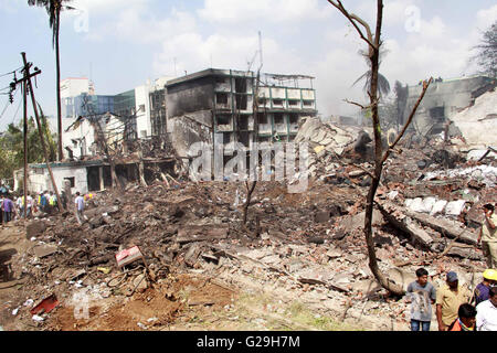 Mumbai. 26. Mai 2016. Foto aufgenommen am 26. Mai 2016 zeigt die Szene einer Explosion in einer Chemiefabrik in Dombivl, Stadtrand von Mumbai, Indien. Die Zahl der Todesopfer in einer Doppel-Explosion in einer Chemiefabrik am Donnerstag im indischen Bundesstaat Maharashtra gegangen bis zu fünf und 127 andere wurden verletzt, einige von ihnen kritisch, sagten Beamte. Bildnachweis: Stringer/Xinhua/Alamy Live-Nachrichten Stockfoto