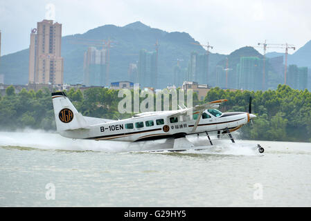 Liuzhou, China autonomen Region Guangxi Zhuang. 26. Mai 2016. Eine aquatische Flugzeug bereitet sich am Fluss Liujiang an Jinglan Aquatic Basis in Liuzhou Stadt, Süd-China Autonome Region Guangxi Zhuang, 26. Mai 2016 ausziehen. Liuzhou hat aquatische Flugzeuge für den Aufbau umfassender Transportsystems sowie zur Förderung des Tourismus Sightseeing eingeführt. © Li Hanchi/Xinhua/Alamy Live-Nachrichten Stockfoto