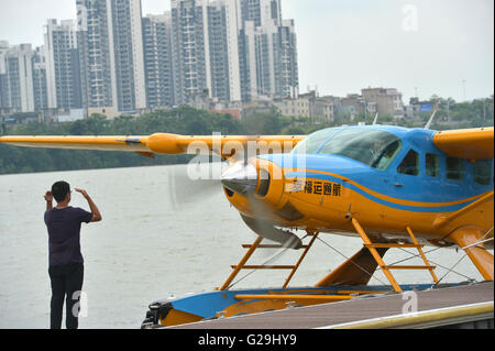 Liuzhou, China autonomen Region Guangxi Zhuang. 26. Mai 2016. Eine aquatische Flugzeug bereitet sich am Fluss Liujiang an Jinglan Aquatic Basis in Liuzhou Stadt, Süd-China Autonome Region Guangxi Zhuang, 26. Mai 2016 ausziehen. Liuzhou hat aquatische Flugzeuge für den Aufbau umfassender Transportsystems sowie zur Förderung des Tourismus Sightseeing eingeführt. © Li Hanchi/Xinhua/Alamy Live-Nachrichten Stockfoto