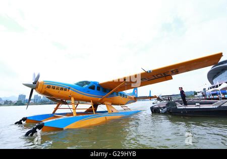 Liuzhou, China autonomen Region Guangxi Zhuang. 26. Mai 2016. Eine aquatische Flugzeug bereitet sich am Fluss Liujiang an Jinglan Aquatic Basis in Liuzhou Stadt, Süd-China Autonome Region Guangxi Zhuang, 26. Mai 2016 ausziehen. Liuzhou hat aquatische Flugzeuge für den Aufbau umfassender Transportsystems sowie zur Förderung des Tourismus Sightseeing eingeführt. © Li Hanchi/Xinhua/Alamy Live-Nachrichten Stockfoto