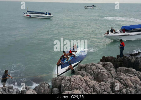 Samui. 26. Mai 2016. Retter der gekenterten Speedboot auf der Insel Koh Samui in Südthailand, abgerufen 26. Mai 2016. Zwei Touristen starben und fünf andere fehlten noch späten Donnerstag Nachmittag, als ein Schnellboot auf dem Weg zurück zur Insel Koh Samui in Südthailand, umgedreht, lokale Medien berichteten. Bildnachweis: Xinhua/Alamy Live-Nachrichten Stockfoto