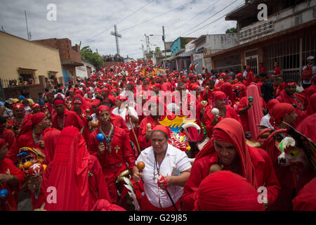 Miranda, Venezuela. 26. Mai 2016. Menschen nehmen Teil in ein fest von Corpus Christi, in der San Francisco de Yare Stadt Miranda Staat Venezuela, am 26. Mai 2016. Laut Lokalpresse ist die "Dancing Devils von Yare" eine populäre religiöse Manifestation auf mehr als 300 Jahren zurückgeht, die Elemente der indigenen, schwarzen und spanischen Kulturen vermischt. Bildnachweis: Str/Xinhua/Alamy Live-Nachrichten Stockfoto