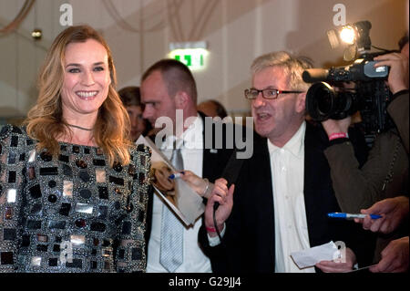 Berlin, Deutschland. 26. Mai 2016. Schauspieler Diane Kruger spricht mit Journalisten, als sie für die deutsche Premiere des Films "Luftraum" in Berlin, Deutschland, 26. Mai 2016 ankommt. Foto: Klaus-Dietmar Gabbert/Dpa/Alamy Live News Stockfoto