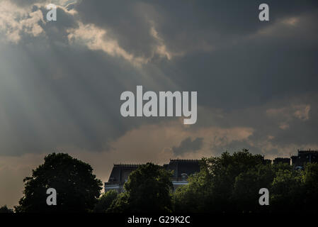 London, UK. 26. Mai 2016. Sonnenstrahlen bricht durch die Wolken am Abend nach einem warmen Tag auf Clapham Common, London - 26. Mai 2016. Bildnachweis: Guy Bell/Alamy Live-Nachrichten Stockfoto